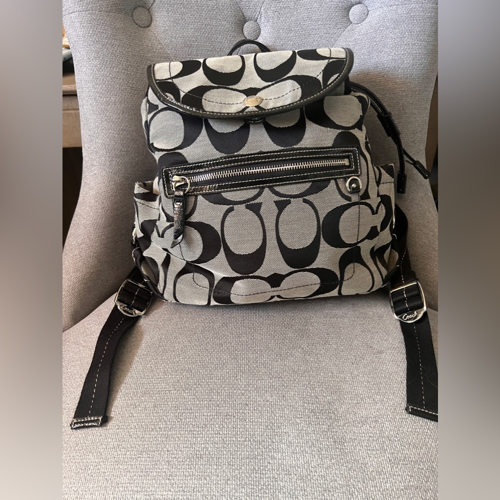 Coach Kyra Signature Daisy Backpack Black
Adjustable-Lightweight-Outer Pockets